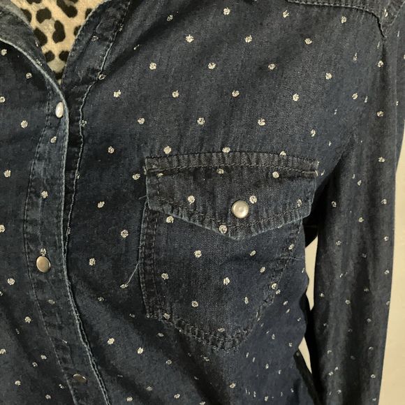 seven 7 Top Blouse L Blue Button Up Silver Polka Dot Pearl Snap Pockets Classic - Picture 2 of 7